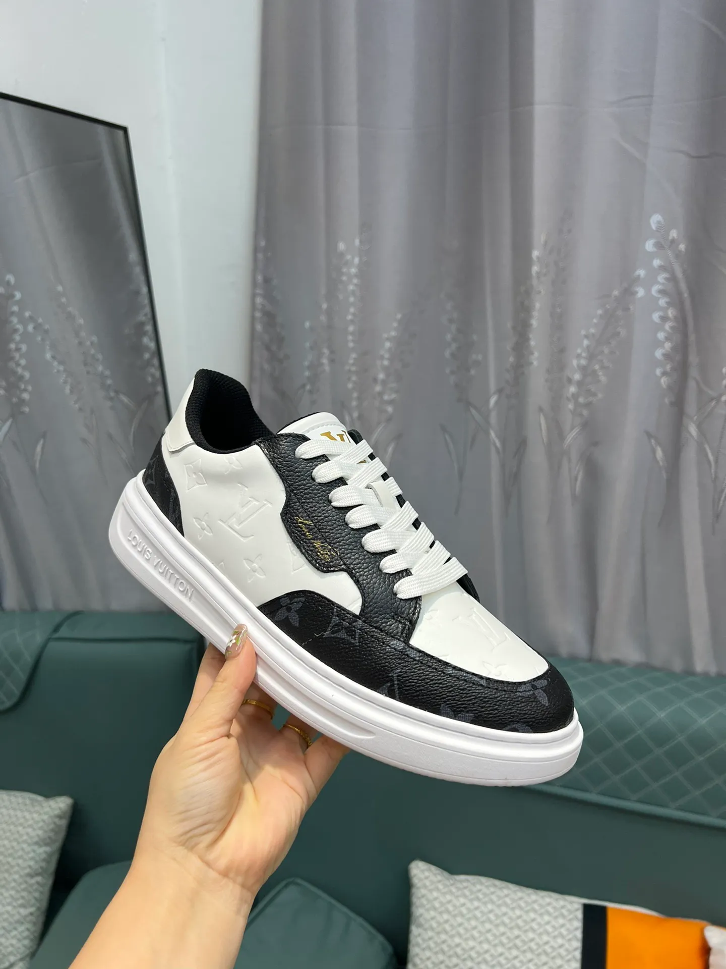 Men's Men's Shoes 💰540 LV Louis Vuitton. The latest fashionable casual shoes are popular in physical stores. The new spring and summer comfortable imported custom patent leather plus cowhide, cowhide mesh, and unique jacquard fabric element design. With sheepskin lining, Lv original base, [sun][sun] high-end packaging and high quality💪Details determine quality, welcome to compare🇮🇹Code number 38-44, 45 can be customized